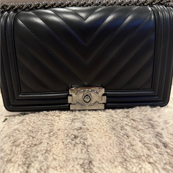 Chanel Medium Boy Bag with Shiny Dark Silver Hardware - Picture 4 of 15